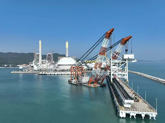 华润海丰卸船机顺遂吊装，，，，，，，助力粤港澳大湾区能源供应